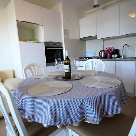 S Pogledom Na - Nada פולה